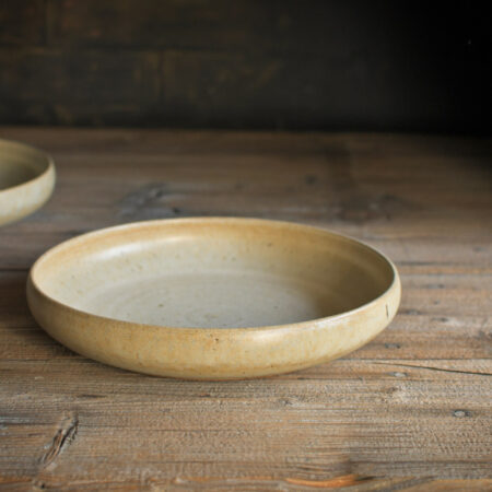 talíř smetanovo-zlatavý